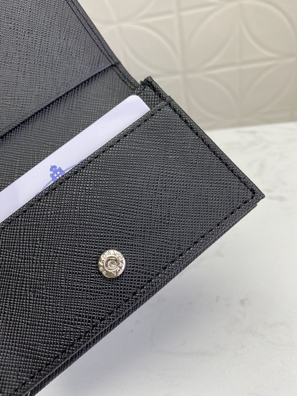 プラダ財布コピー着用イメージ